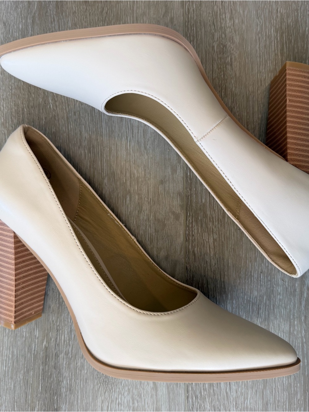 Classic Pointed-Toe Pumps in Beige/Cream